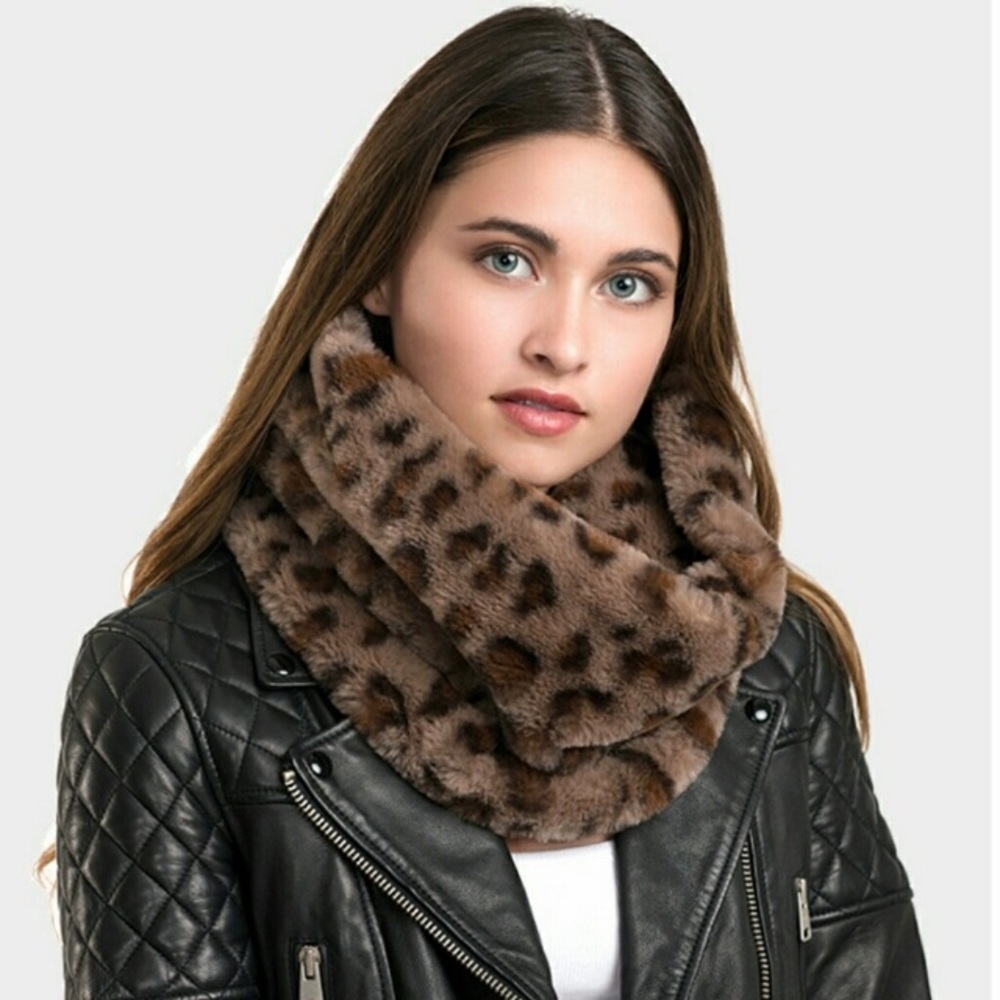 Faux fur leopard print snood scarf